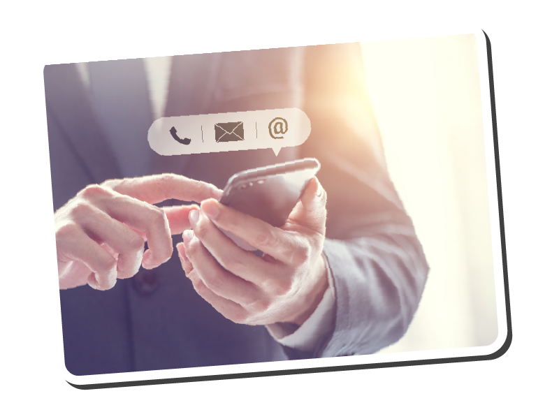 personne qui tient un téléphone dans la main pour initier une prise de contact